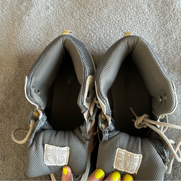 NWT Denali Hiking, Camping, Outdoor, Gorpcore, Boots - Tan, Gray and Black, - Picture 3 of 9